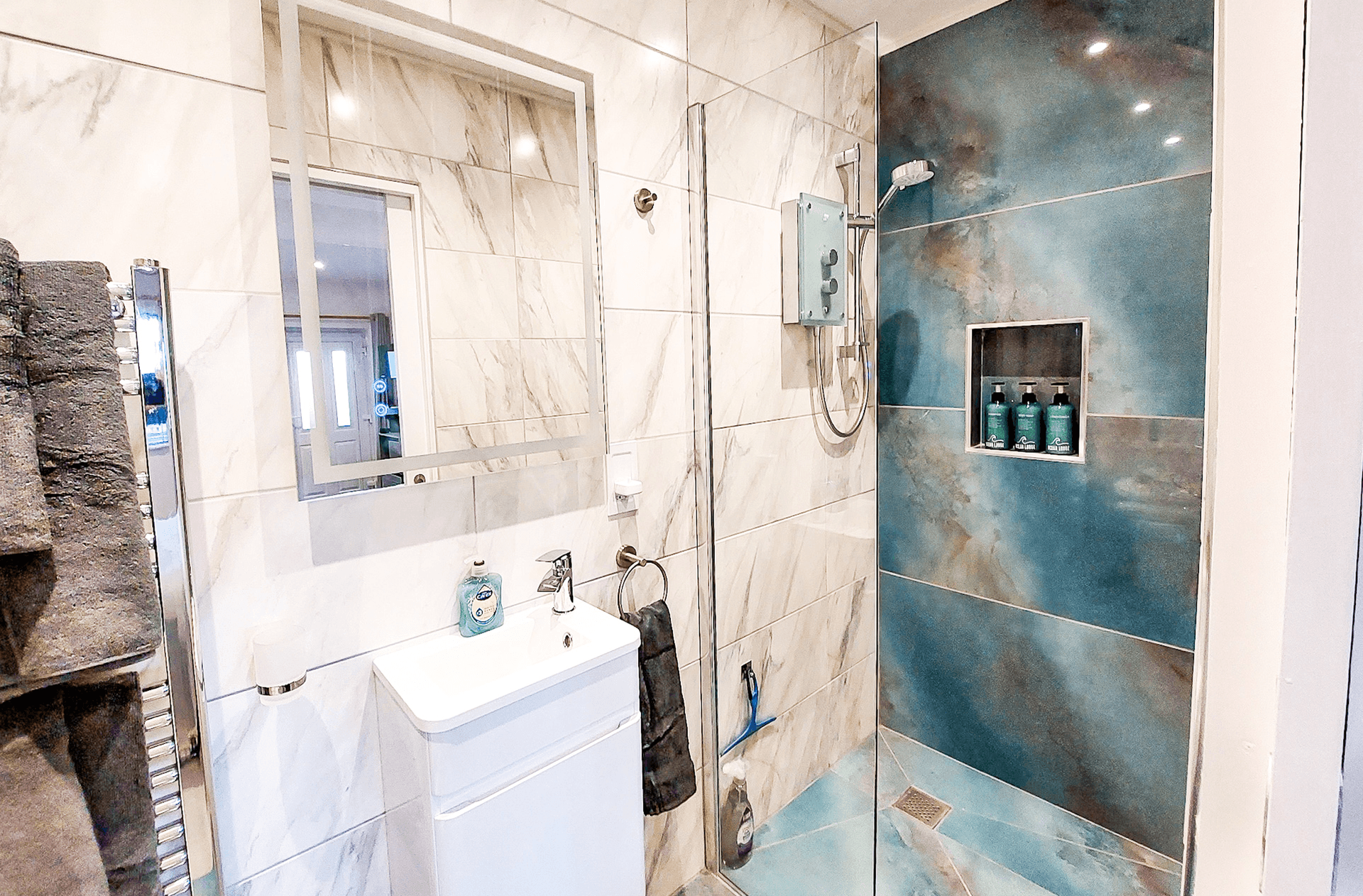 Ocean Lodge Image A shower unit in a cozy home.